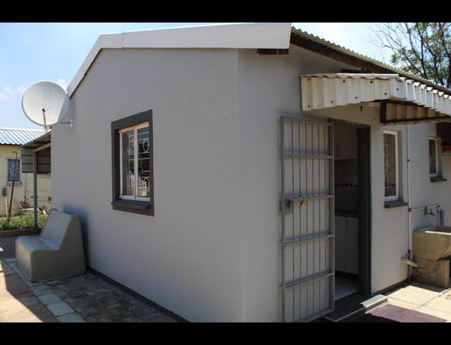 2 BEDROOM PROPERTY TO RENT IN ACACIAVALE